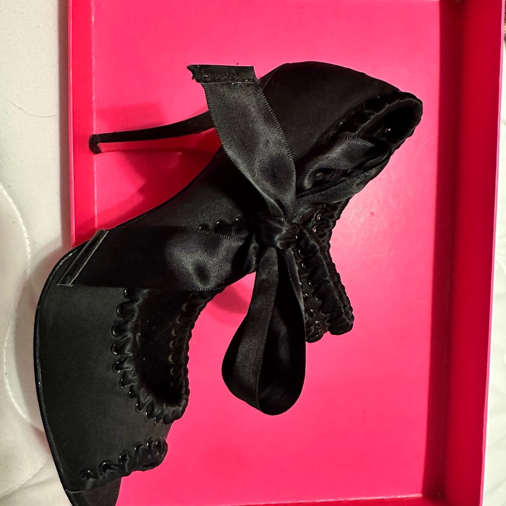 Held for jm336 - Elegant Betsy Johnson Black Satin Women's Heels - sz 7.5 - Picture 5 of 15